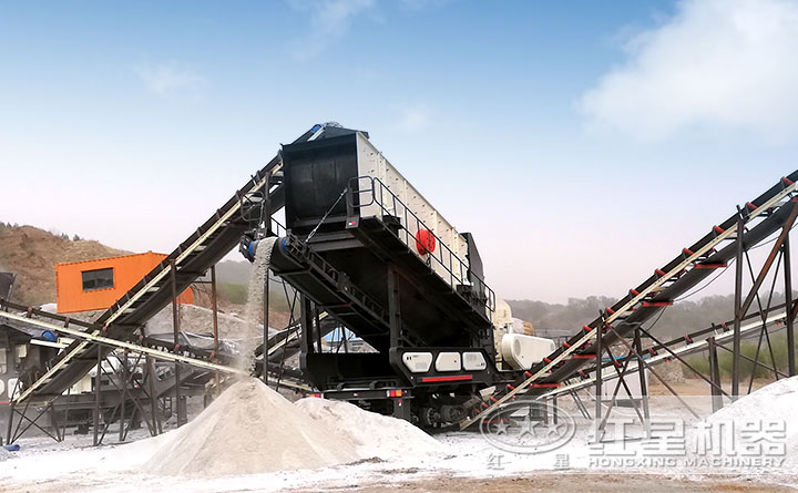 时产250吨的石块流动碎沙机设备生产石料现场实拍